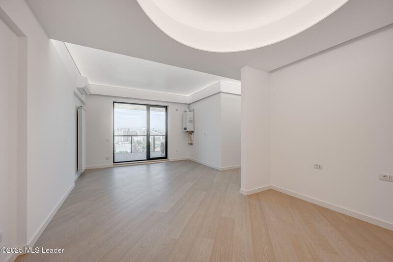 Apusul de la ultimul etaj din Cortina North | 3 camere | 76.7 mp