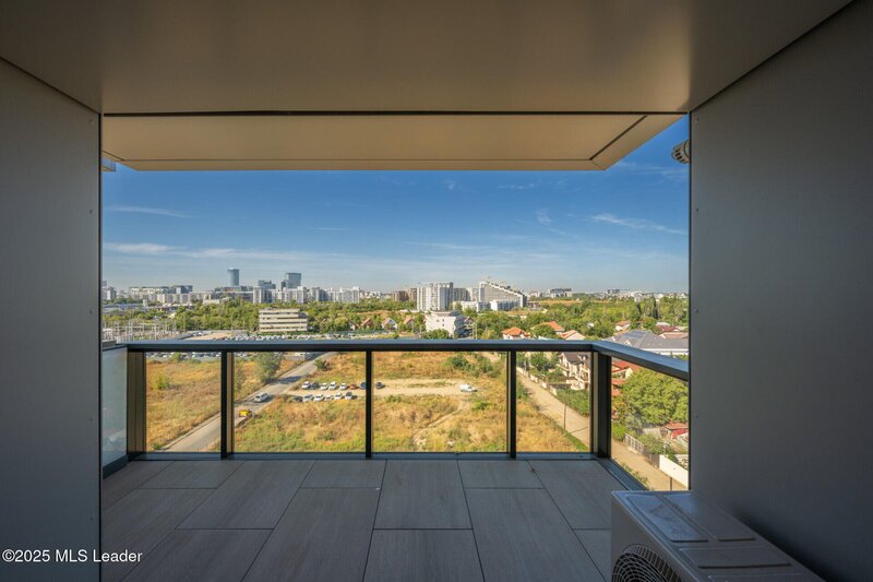 Apusul de la ultimul etaj din Cortina North | 3 camere | 76.7 mp