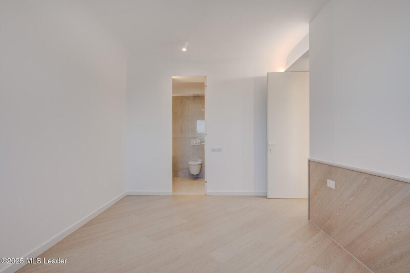 Apusul de la ultimul etaj din Cortina North | 3 camere | 76.7 mp