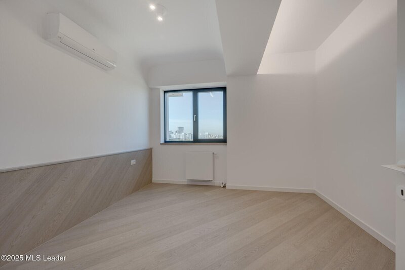 Apusul de la ultimul etaj din Cortina North | 3 camere | 76.7 mp