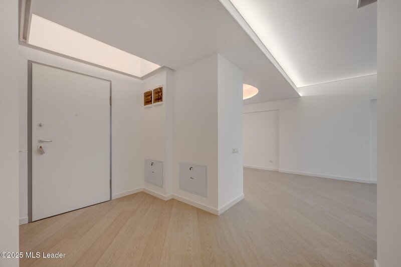 Apusul de la ultimul etaj din Cortina North | 3 camere | 76.7 mp