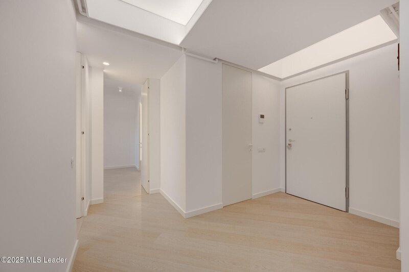 Apusul de la ultimul etaj din Cortina North | 3 camere | 76.7 mp