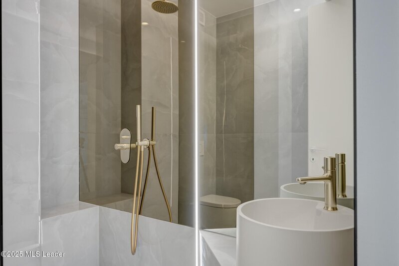 Apusul de la ultimul etaj din Cortina North | 3 camere | 76.7 mp