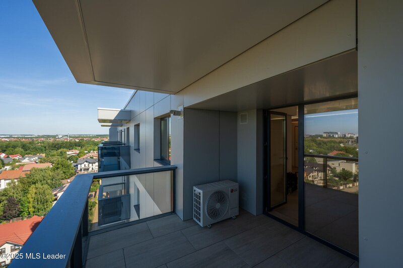 Apusul de la ultimul etaj din Cortina North | 3 camere | 76.7 mp