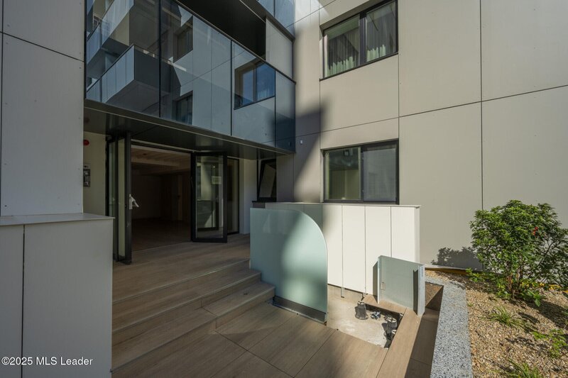 Apusul de la ultimul etaj din Cortina North | 3 camere | 76.7 mp