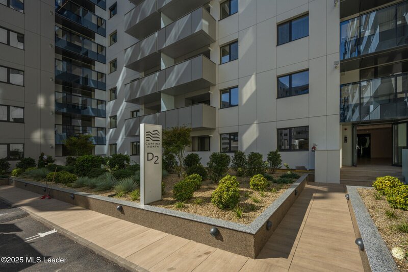 Apusul de la ultimul etaj din Cortina North | 3 camere | 76.7 mp