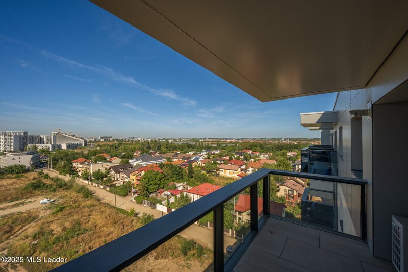 Apusul de la ultimul etaj din Cortina North | 3 camere | 76.7 mp