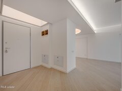 Apusul de la ultimul etaj din Cortina North | 3 camere | 76.7 mp